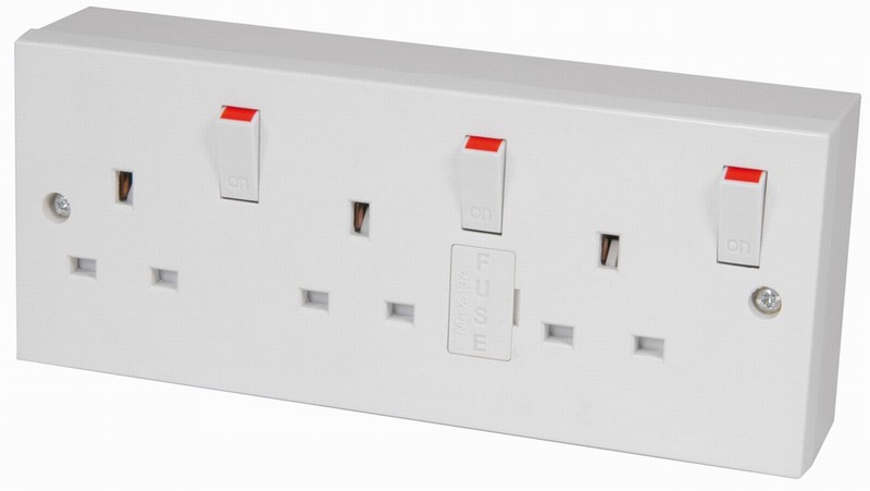 Socket 3gang Switched+Fuse+Pattress